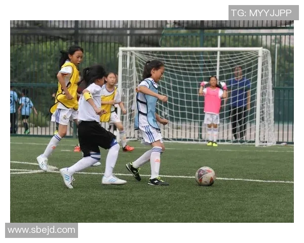 女子足球明星风采尽显她们在绿茵场上的魅力与坚持 女子足球明星风采尽显她们在绿茵场上的魅力与坚持