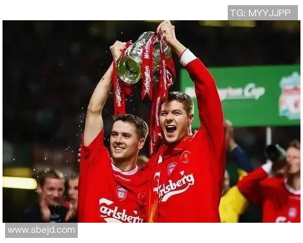 足球传奇欧文街头表演引发热潮球迷齐聚共庆足球魅力 足球传奇欧文街头表演引发热潮球迷齐聚共庆足球魅力